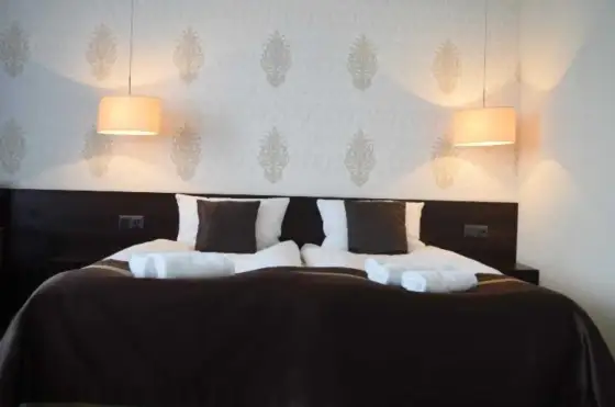 Nastolatek w hotelu? Czy niepełnoletni może wynająć pokój?